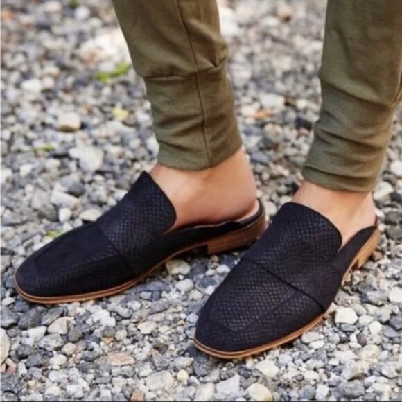 Free People At Ease Loafer Mule Leather Black size 39 / US 9 Snakeskin Boho - Picture 15 of 15